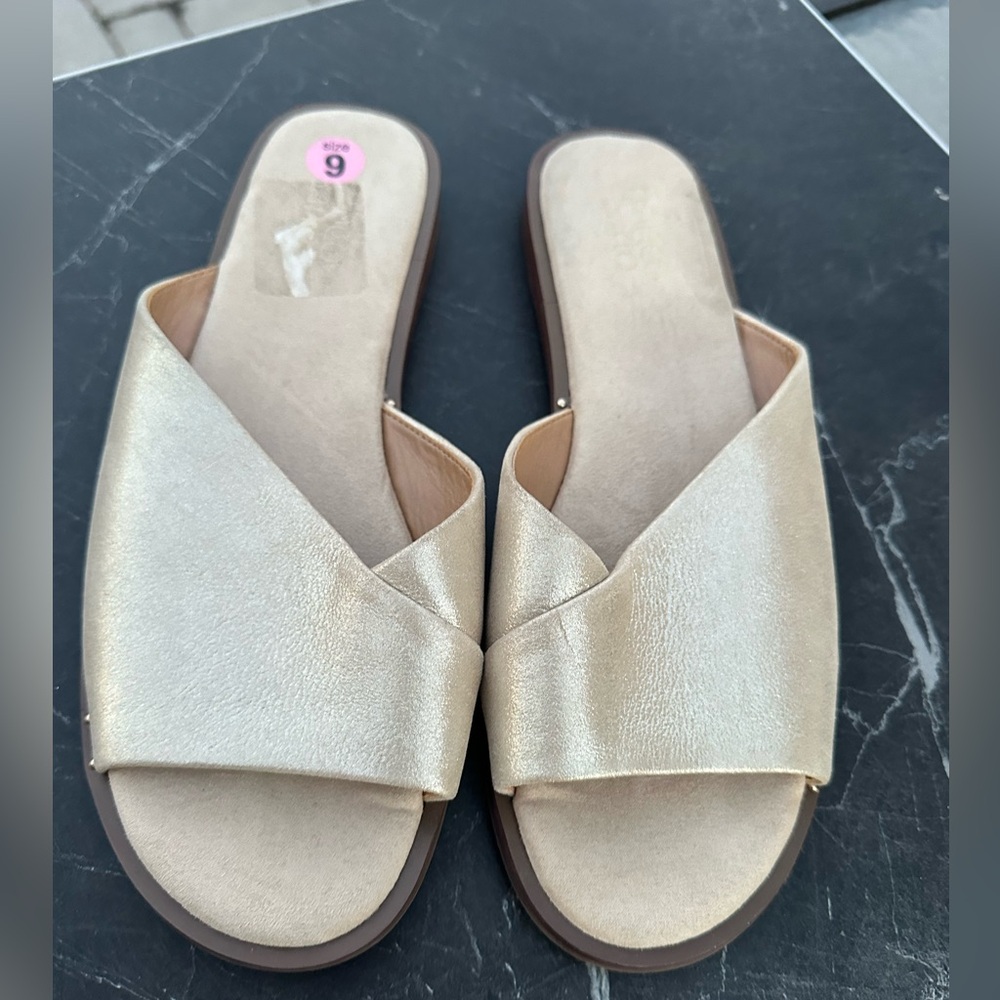 Franco Sarto Riviera Women Size 9
Gold Metallic Leather Slide Flat Sandal
Studs